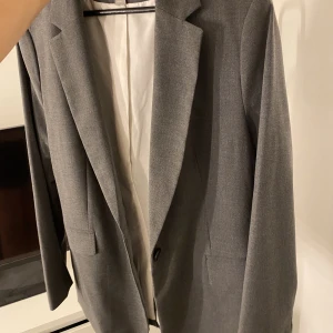 Kavaj/blazer - Jättefin mellan grå kavaj från H&M som jag säljer för jag inte får användning för den tyvärr:/ . Som ny🤍 