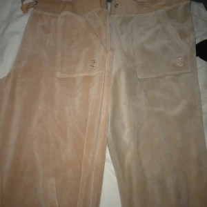 Juicy byxor  - Säljer nu mina juicy byxor (äkta) i storlek XL. Det enda som fattas är ett snöre i ett par av byxorna. Men annars super fint skick, knappt använda då dom är för stora Skickas men köparen står för frakten. Säljes för 500kr paret