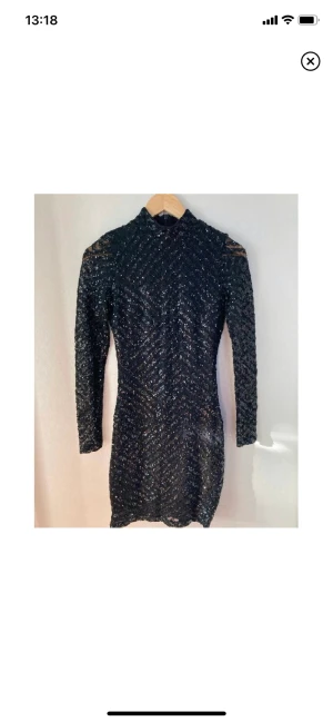 Paljett klänning  - Glittrig svart paljett klänning perfekt till festliga event, endast använd 2 ggr. Fraktar endast och det ingår i priset som står. 