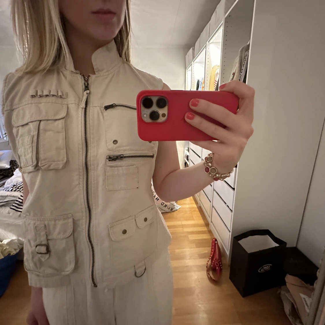 Väst med massor detaljer