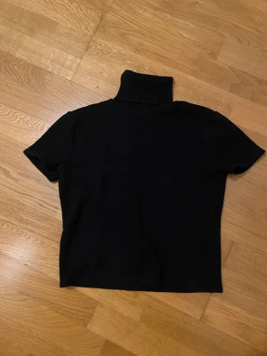 Zara Knit tröja - Säljer denna fina tröja från zara. Kommer inte till mycket användning. Den är i väldigt bra skick.pris kan diskuteras.