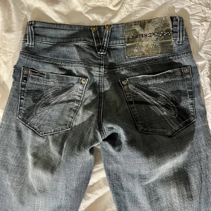 Low waist jeans - Säljs då de ej kommer till användning längre. Bra skick, dock har ena lapphörnet släppt lite (se bild 3). Skriv till mig vid intresse 😋