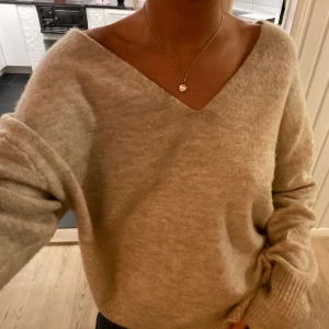 Stickad tröja - Så mysig stickad tröja. Bara använt nån gång så nyskick! Inte alls stickig och jättestretchig och skön✨✨tryck inte på köp direkt!