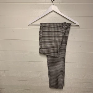 Fint mönstrade kostymbyxor - Fina mönstrade kostymbyxor som passar utmärkt till finare tillfällen! Passformen är tight och byxorna är lite korta i benen men sitter bra i midjan, är 164 cm och skulle säga att de passar utmärkt för s-m. Knappt använda och i väldigt bra skick! 