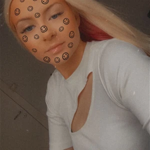 Säljer en vit T-shirt  - Säljer min vita t-shirt för att den inte kommer till användning, jätte fint skick och använd några gånger 