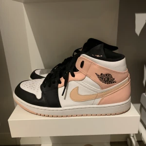 Jordan 1 mid  - Wts jordan 1 mid Crimson tint  Fint skick, og box kvar möjligtvis kvitto  