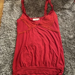 spets linne  - Rött linne med spets detaljer 