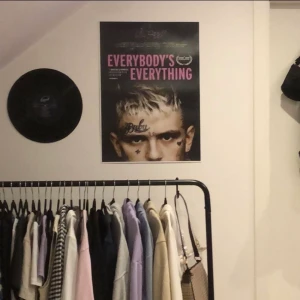Lil peep poster - En affisch med lil peep på. Inget fel på den alls, vill bara inte ha den på väggen längre. 