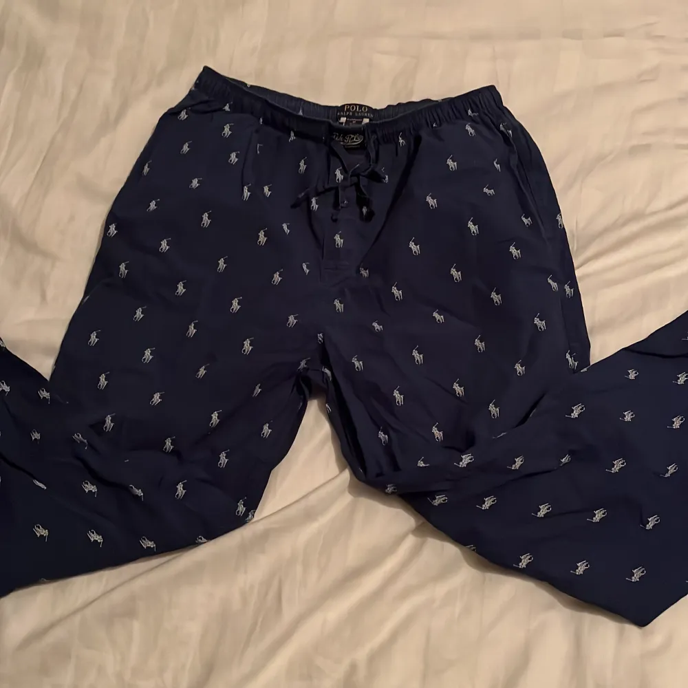 9/10 säljer pga använder ej pyjamasbyxor Max använda 2 gånger. Jeans & Byxor.