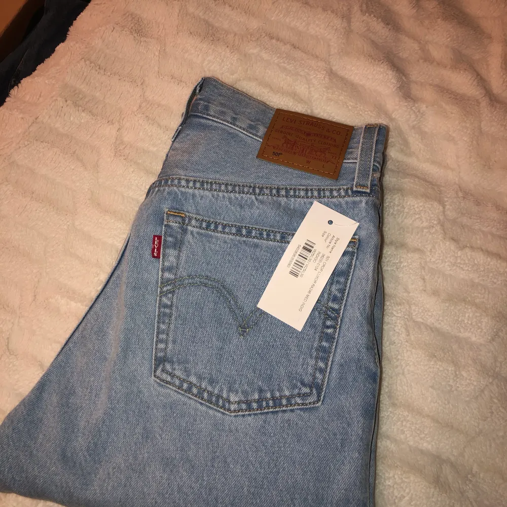 Nya Levis jeans med prislappen kvar. Storlek 25/30, köpta på Nelly.com (bild från hemsidan). Kan skicka fler bilder om så önskas. Frakt tillkommer 💫. Jeans & Byxor.
