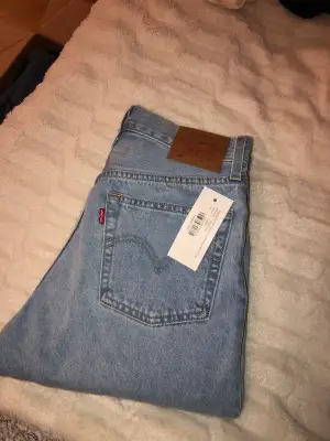 Nya Levis jeans med prislappen kvar. Storlek 25/30, köpta på Nelly.com (bild från hemsidan). Kan skicka fler bilder om så önskas. Frakt tillkommer 💫