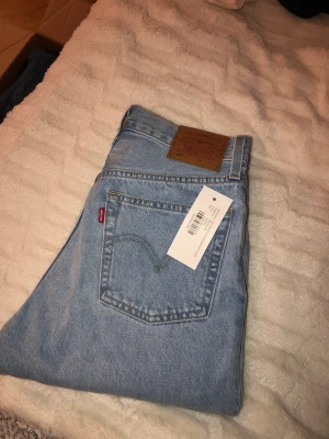 Helt nya Levis 501 - Nya Levis jeans med prislappen kvar. Storlek 25/30, köpta på Nelly.com (bild från hemsidan). Kan skicka fler bilder om så önskas. Frakt tillkommer 💫