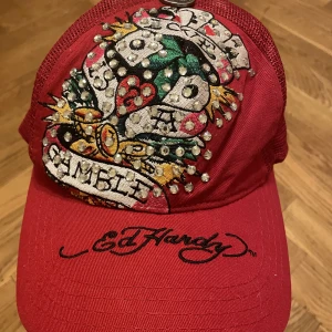 Ed hardy keps - Skitcool ed hardy keps som jag tyvärr inte använder. 