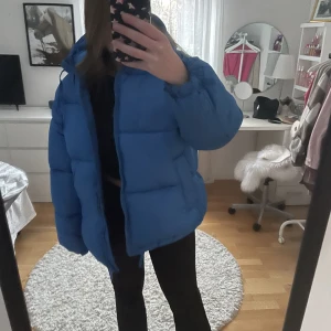 Blå vinter/dunjacka från HM - Använd fårtal gånger Storlek M  I bra skick 