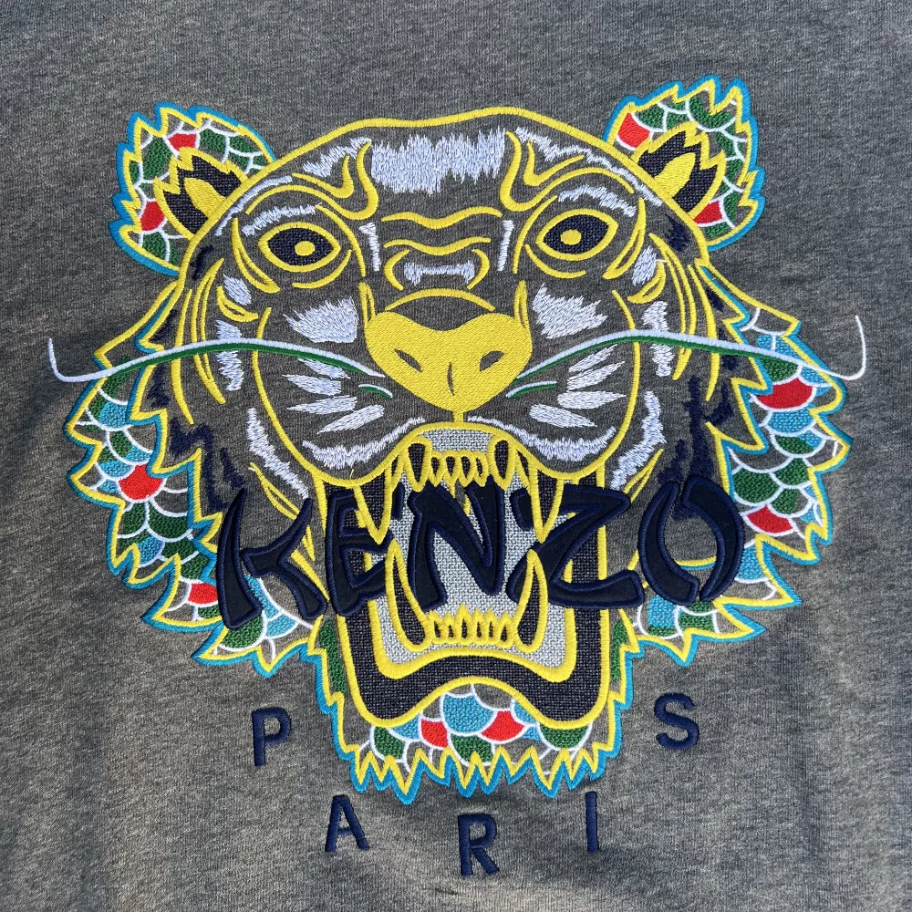 Mörkgrå dragon tiger sweatshirt från Kenzo i strl. XS.  9/10 cond; som ny, knappt använd. Nypris 2600kr, kvitto finns.. Tröjor & Koftor.