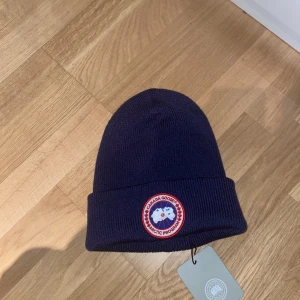 Canada goose mössa - Mörkblå Canada gosse mössa. Helt ny och oanvänd. Nypris för mössan är 2200. Kvitto finns 