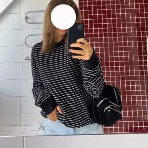 Jättefin randig svart tröja. Inga defekter på den. Lite oversized på mig som har strl S men det beror på vad man gillar💓💓Köparen står för frakten