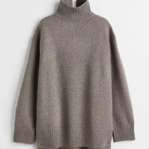 Stickad tröja - Säljer en helt oanvänd stickad tröja från HM, nypris 349