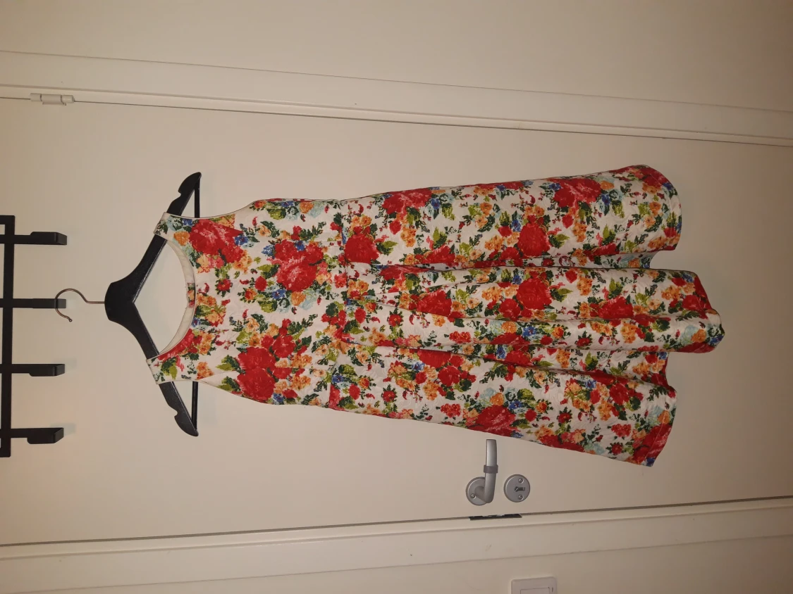 Blommig klänning strl 10-12y