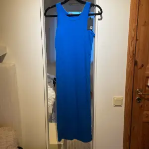 Ribbad klänning i blått, storlek S. Från lager 157, helt ny med lappar kvar. Hör av dig vid frågor💕