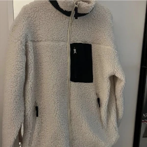 Piletröja/jacka - Supermysig piletröja, knappt använd i väldigt bra skick. Fraktar endast. Skriv för fler bilder 