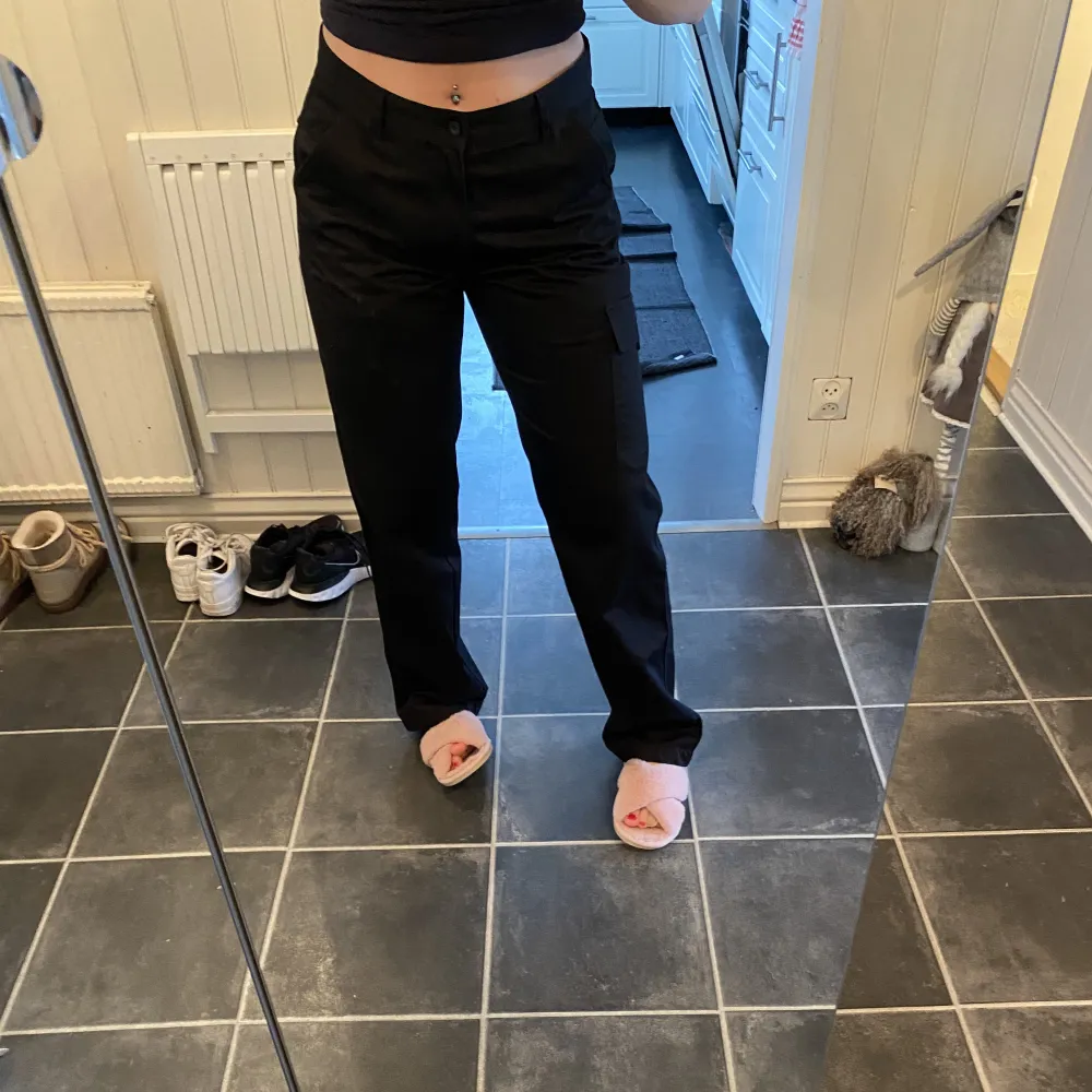 Svarta cargopants, står att det är strl 148 men passar till S/M🧡jag är 168cm. Jeans & Byxor.