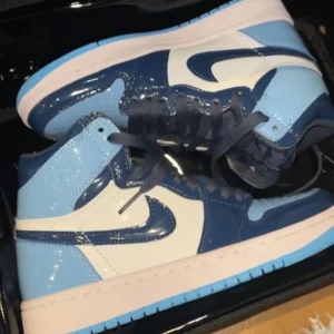 Air Jordan 1   - Säljer dessa Jordan 1s, då jag inte använder dessa längre och de bara ligger på rummet. 