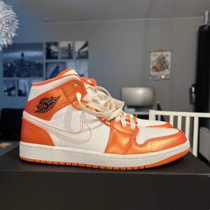 Jordan 1 mid ”Metallic Orange” Storlek 43/9.5 Använda max 3 gånger och i nyskick Priset kan diskuteras 