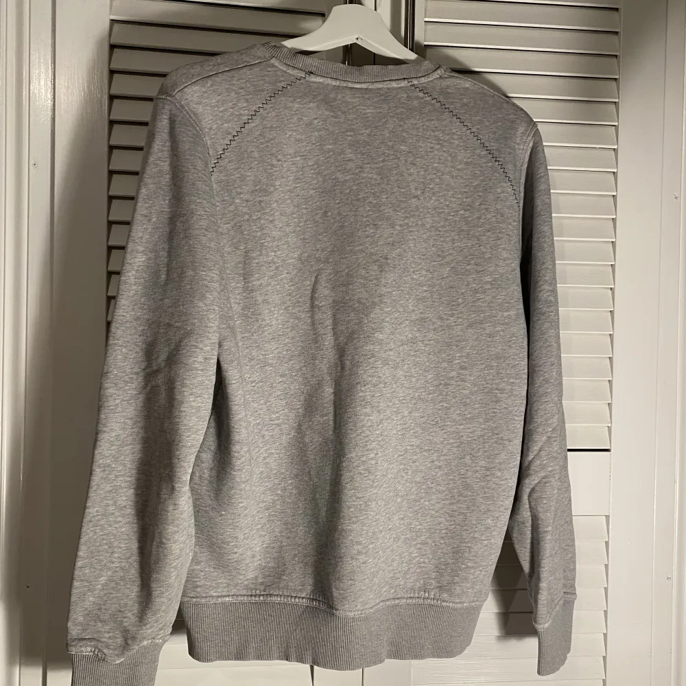 Här är en grå peak performance sweatshirt i färgen grå, skicket är som nytt och tröjan är bara använd ett fåtal gånger. Tröjor & Koftor.
