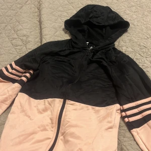 Adidas Kofta - Hej! Säljer min adidas kofta som inte kom till användning, köptes för ett par år sedan och säljer nu för ett mycket billigare pris.