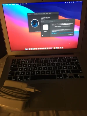Mac Book Air  - En uppgraderad och maxad MacBook Air  säljes i nyskick utan en repa eller skavank och funkar helt felfritt. Endast använd under ett par år för studier. Medföljer gör även laddare.  Säljes helt ominstallerad med senaste macOS Big Sur  Pris vid inköp begagn
