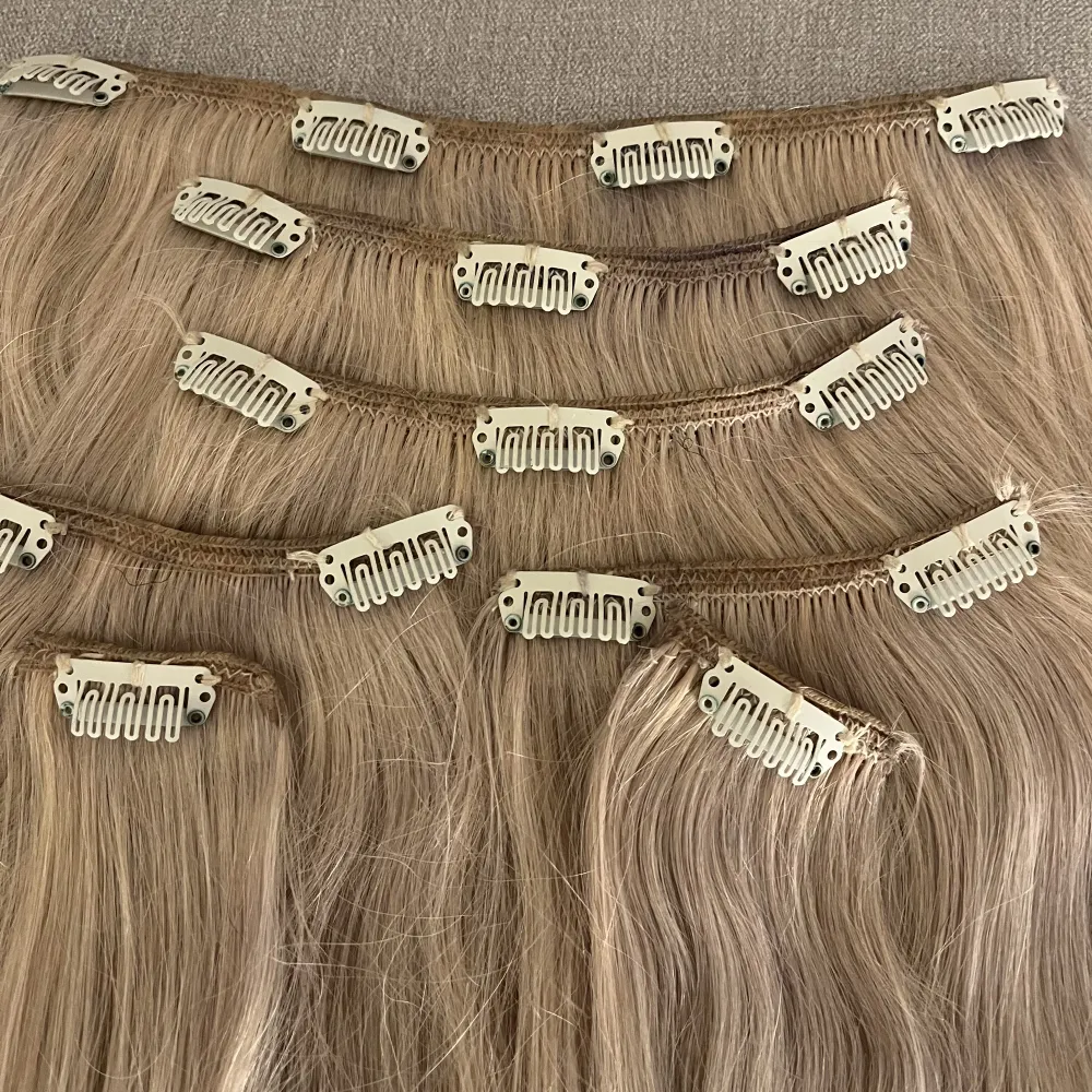 2 äkta blont clips löshår. 7 delar i varje set. Ca 35-40cm långt. De behöver en tvätt och styling men sedan så kan dom användas ett tag till. Det ena settet har ett clips som sitter lite löst, kan lätt sys på och andra är missfärgat. skriv för mer info☺️. Övrigt.