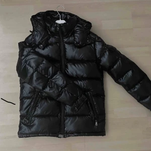 Moncler Maya (bytes mot strl 2 helst) - Byter helst mot en storlek 2. Inga skador
