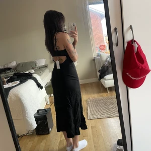 &otherstories - Oanvänd klänning, prislapp kvar. Köpte för 790, säljer för 200