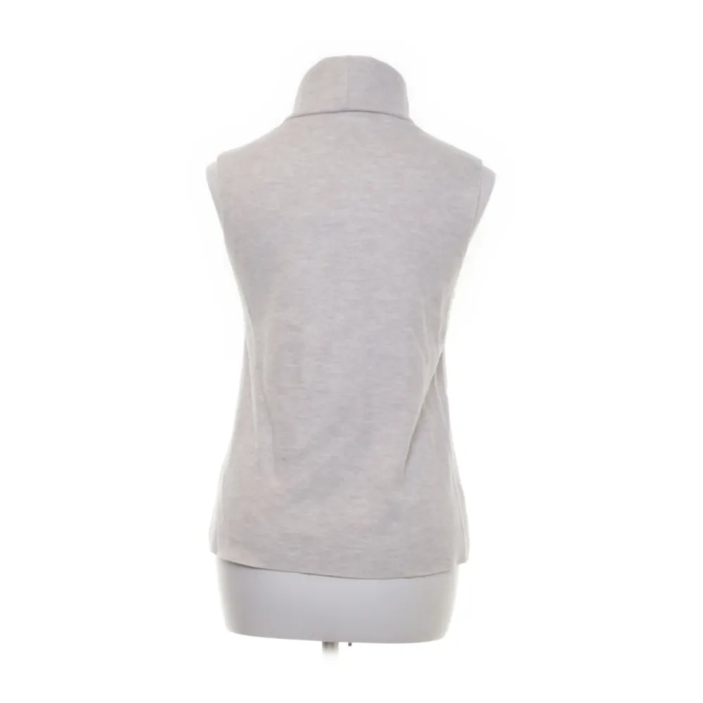 Säljer denna fina grå/beige Zara Polo tröjan i storlek S. Inga defekter alls. Pris kan diskuteras. Toppar.