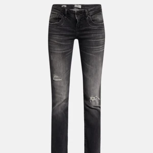 Ltb valerie - Slutsålda ltb jeans med lapp kvar Storlek 28/30 Innebenslängd: 78cm 💗💗💗köp direkt 700kr  passar mig som är 170cm och har oftast storlek S, de är små i storleken