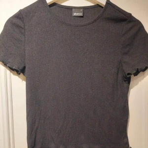Magtröja - Säljer denna magtröja från Gina tricot som blivit för liten för mig i storlek S