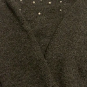 Jätte fin stickad h&m tröjan  - Säljer denna då den är för stor för mig och inte används (den är bara andvänd fåtal gånger) den är i väldigt stor storlek och passar på någon ungefär som är 160 i storleken alltså men egentligen 152!💕 jag är 149 o den är jätte stor på mig så alla vet 💕💕