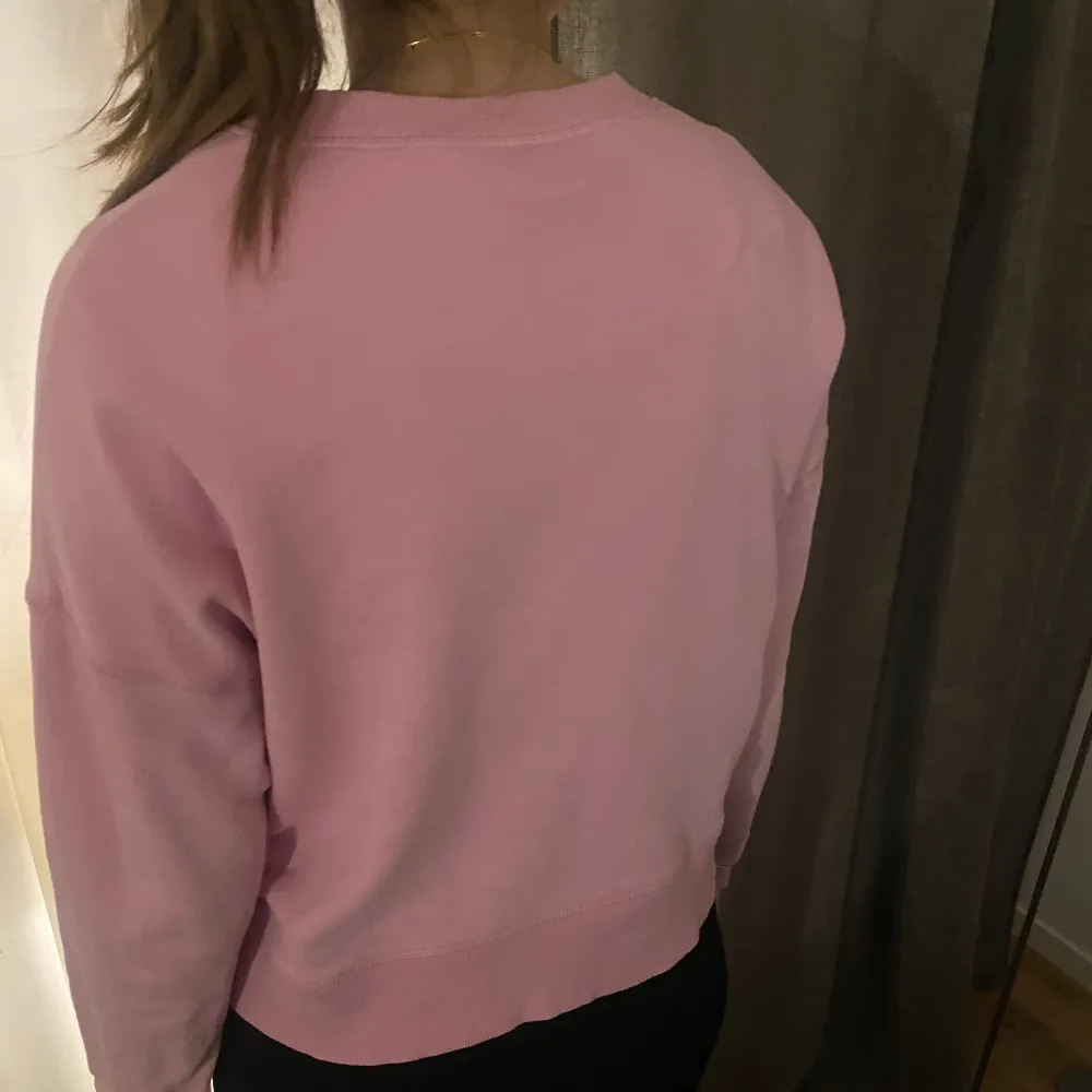 Säljer denna rosa tröja ifrån Lindex då den inte kommer till användning längre😍du står för frakten!!!. Tröjor & Koftor.