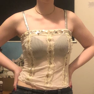 2000s top strl S - Gammal Gina tricot i oanvänt skick. Strl S. Köparen står för frakt. Bara att dm:a vid frågor❤️