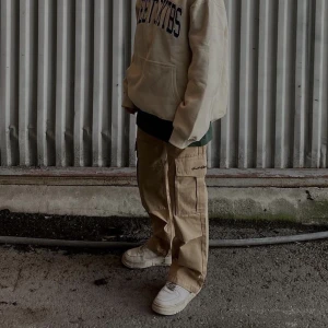 Cargopants - Beiga extremt snygga Cargopants, använda endast vid ett eller två tillfällen. 🤍