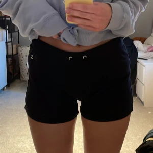 Mjukis shorts  - Svarta mjukis shorts från champion. Shortsen är i storlek L men sitter som S eller M. 