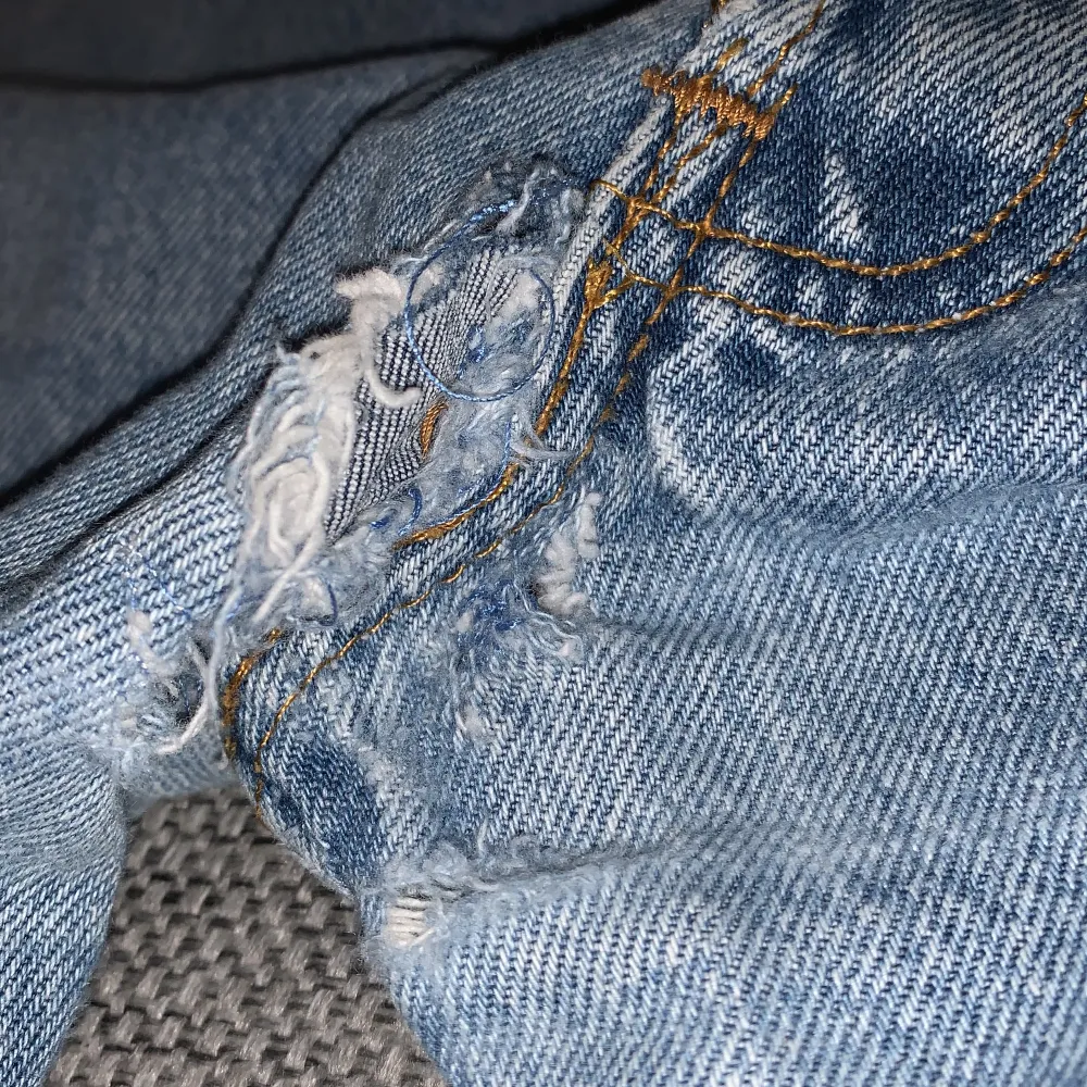 Ett par 501 som tyvärr har gått sönder i grenen. Borde inte vara speciellt svårt att laga dock. Jeans & Byxor.