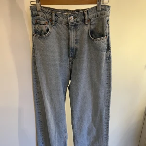 Zara jeans - Ljusblå zara jeans i full length. Lite använda men inget fel på, säljer för att de inte passar mig. Så fortfarande i väldigt bra skick. Köptes för 400kr Skriv vid frågor eller mer bilder. Köparen står för frakten💕