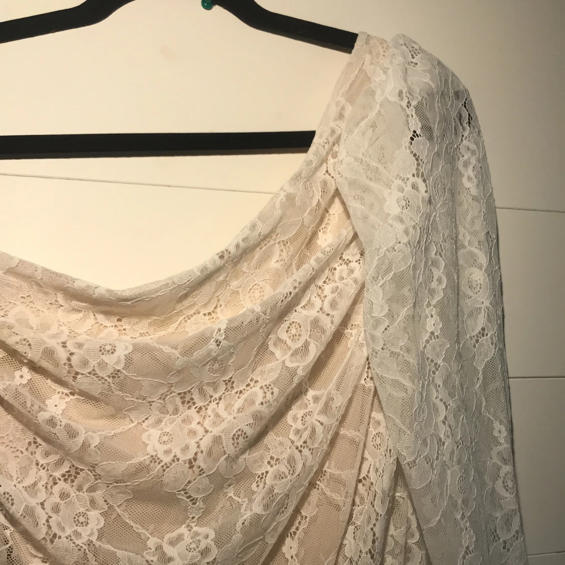 Klänning med vit spets - 91