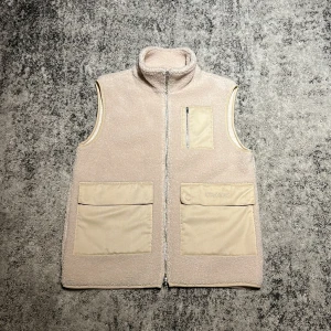 Ciszere pile väst - Inköpt förra sommaren. Använd 2 ggr. Skick 9/10. Storlek M. Säljer pga använder inte.