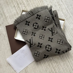 Louis Vuitton halsduk - Säljer min Louis Vuitton Logomania halsduk som utgått ur LV's sortiment. Inköpt i deras butik i Köpenhamn 2014 men har under de 4 sista vintrarna bara legat i sin låda. Kvitto, box, tag och kasse medföljer i köpet. Prioriterar köpare som kan mötas upp.