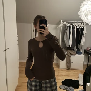 Brun långärmad med detalj  - Brun ribbad tröja med snygg detalj framtill o storlek S, 100kr+frakt💕