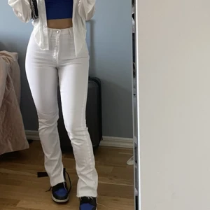 Vit jeans med slits  - Vit Jens med slits från zara, helt ny använt bara få antal gånger 