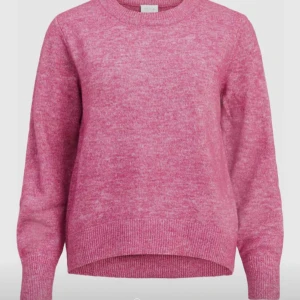 Vila stickad tröja  - Säljer denna supersköna rosa stickade tröjan köpt på the founded. Märket på tröjan är VILA och är i storlek XS.Nypris runt 300kr, aldrig använd och inte en enda noppra. Som ny💝 Säljer för 140kr + frakt 60kr😇 (Tryck ej köp nu, skriv till mig privat först) 